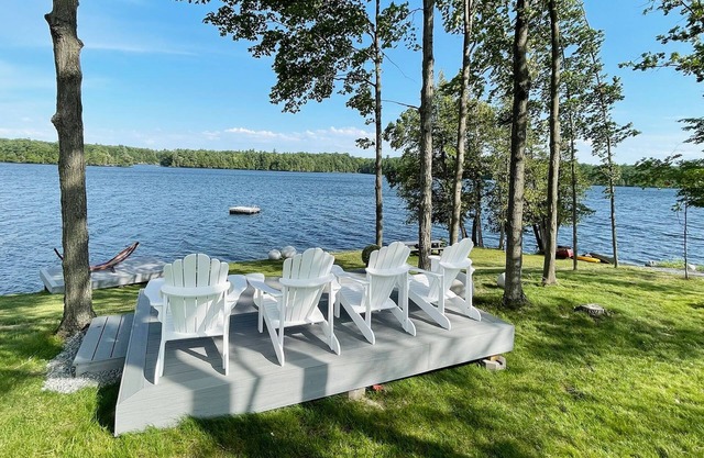 On The Point-Panoramic Waterfront Cottage Rental