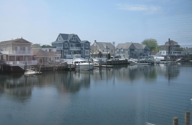 On the Water Oasis, 3 Bdrm, 2 Full Bath, and Walking Distance to Ventnor Beach