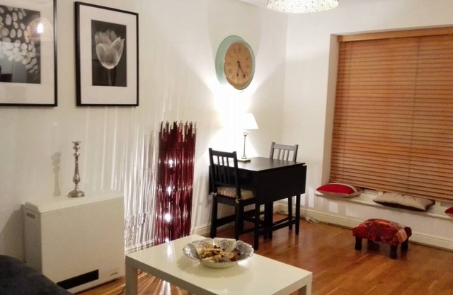 One-bed dockside flat near Canary Wharf