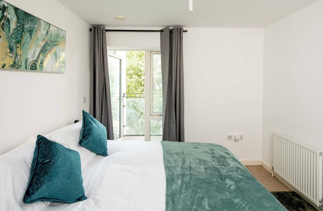 One Bedroom apartment near Central London with Private Balcony