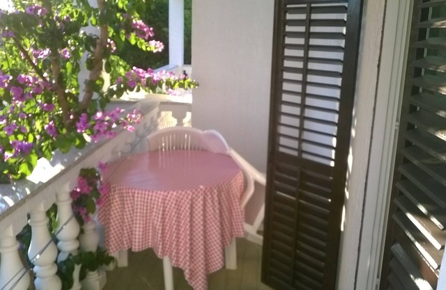 One bedroom apartment with balcony and sea view Barbat, Rab (A-17620-b)