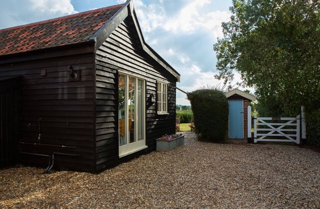 One bedroom barn with open plan living area, private patio/garden,great sunsets