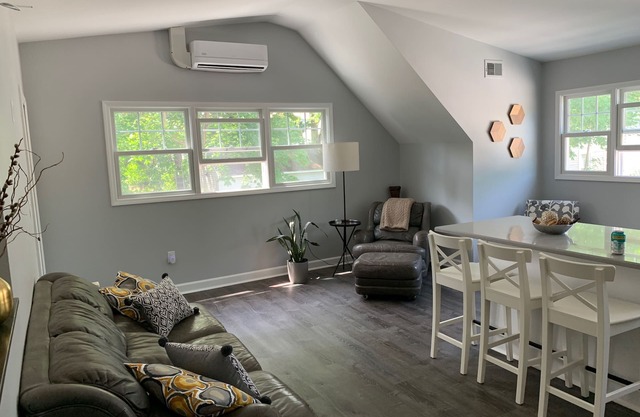 One Bedroom Carriage House Near U of M Campus and Athletic Facilities