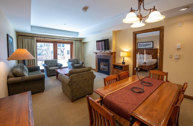 One Bedroom Condo with Large Balcony over Mountaineer Square - No Cleaning Fee! by RedAwning