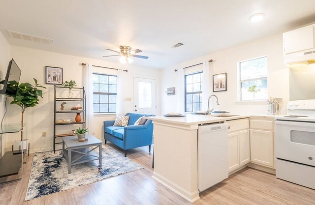 One Bedroom Cottage in North Loop