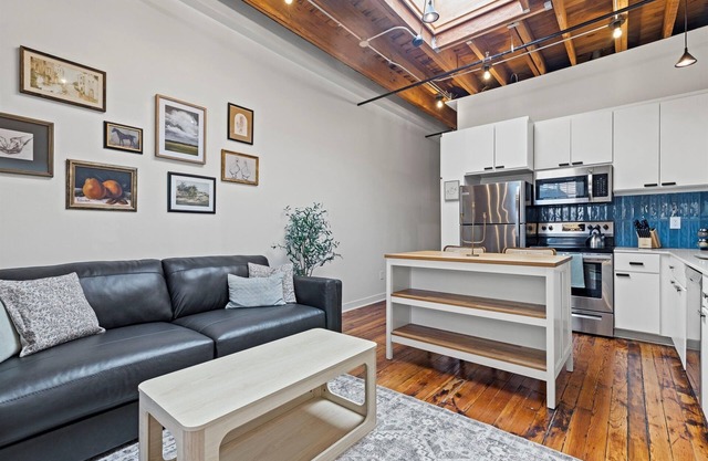 One Bedroom walkable to Tmobile/P&L!