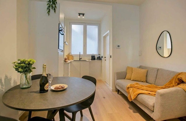 One-BR Getaway in Antwerp + free parking