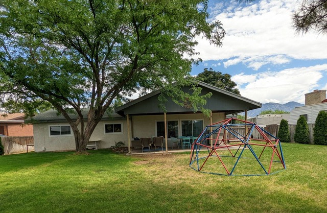 One Level convenient cozy Older home. Family friendly. Close to everything!