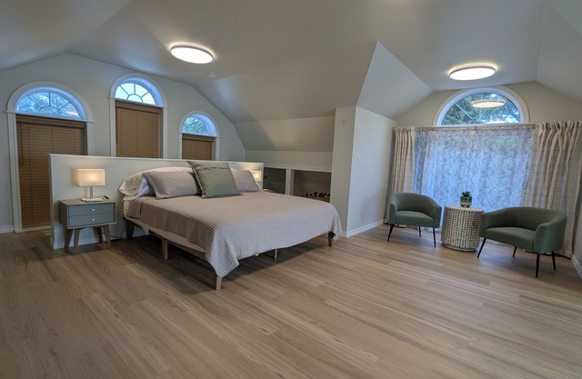 One Main Guesthouse - Entire Home - 2 King Suites Across Two Floors -EV Charging