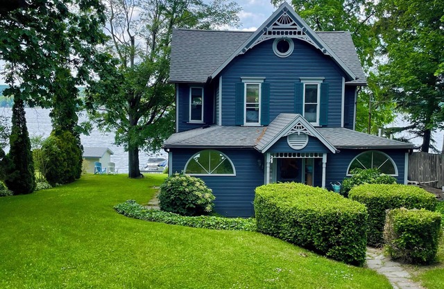 One of a Kind Lakeside House on Silver Lake!n5 bedroom, 1 1/2 Bathrooms