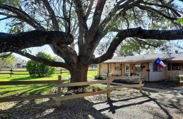 One Old Oak, Charming Stone Farmhouse, 7-min to Downtown