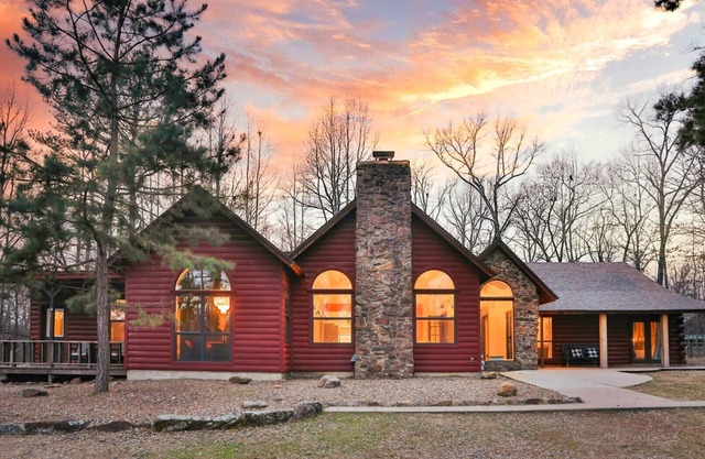 One Story -Large 6 bedroom/4 private wings/Sleeps 18+/Walk to shops! Fire Pit