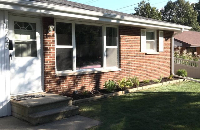 Oneida St duplex 5 min walk to Lambeau 8 beds furnished full kitchen laundry