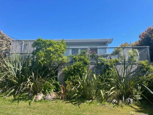 Oneroa 5 Star Views and Location II - Waiheke Escapes