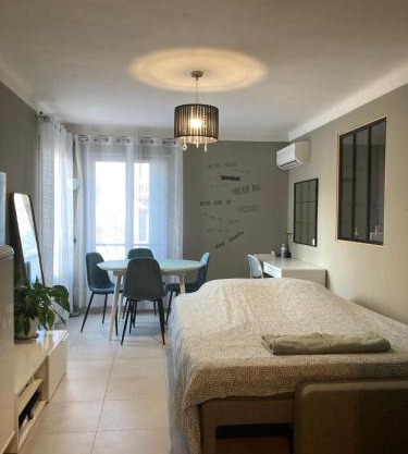 Only for ladies! Comfortable shared homestay, Nice west cosy flat with balcony, near airport, train, beach, public transport, supermarket