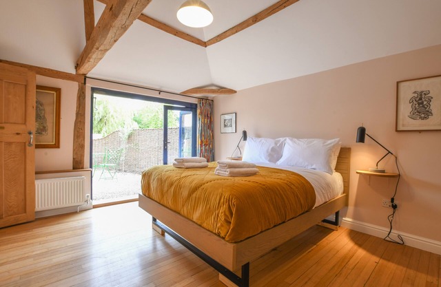ONNA'S STABLE, SOTHERTON, pet friendly, with open fire in Halesworth
