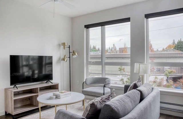 Open Ballard Studio w/Lounge & W/D, nr Dining & Bars, by Blueground
