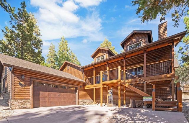 Open Concept Cabin! Air Hockey! Fully Fenced Backyard! Deck!