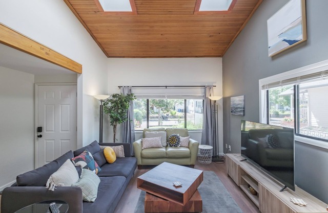 Open plan 3-bedroom house with AC, WiFi in charming Salem neighborhood