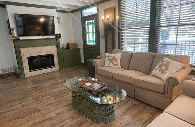 Orange Blossom Cottage with Creekside Gazebo!