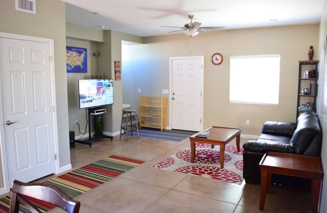 ORANGE HOUSE 2019NEW HOME 2 SUITES NEAR UA (Unit2)