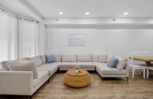 Orange Loop Beach House · Direct Beer Hall Access+ 1.5Block to Boardwalk