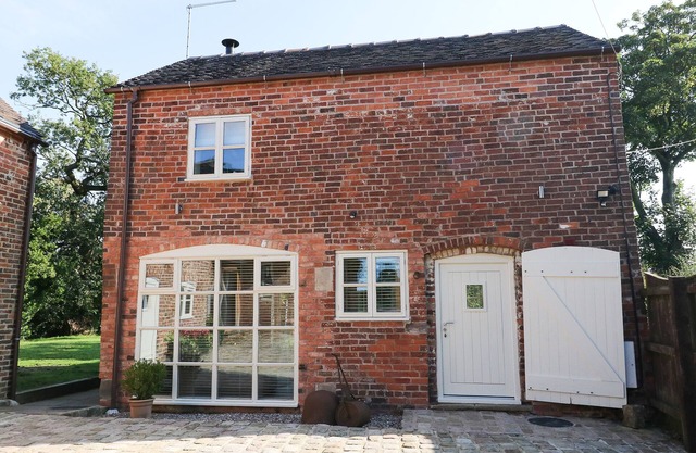ORCHARD BARN, pet friendly, luxury holiday cottage in Fulford