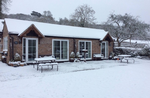 Orchard Cottage, 2 bedrooms, sleeps 4/6, lovely gardens.