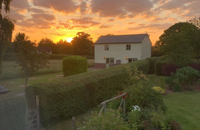 Orchard Cottage. 2-bedroomed cottage. Short breaks welcome. Free Wi-Fi