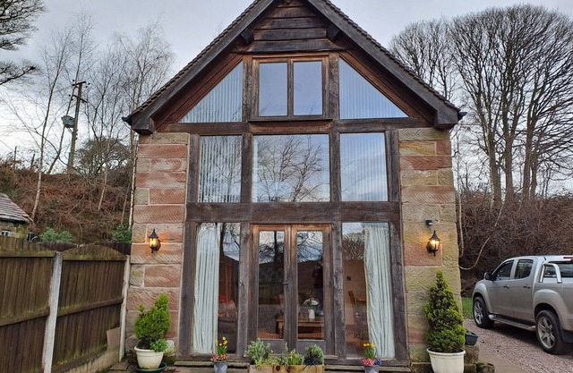 ORCHARD COTTAGE, pet friendly, character holiday cottage in Cheadle