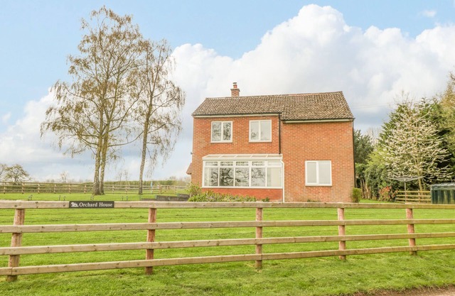 ORCHARD HOUSE, family friendly, with hot tub in Leominster