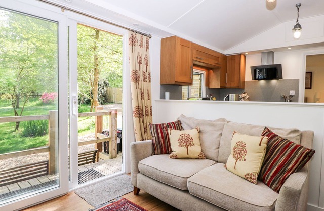 ORCHARD LODGE, pet friendly, with a garden in Bolney