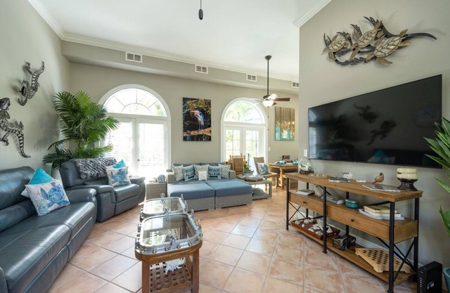 Orchid Oasis - Only Minutes from Smather's and Rest Beaches!