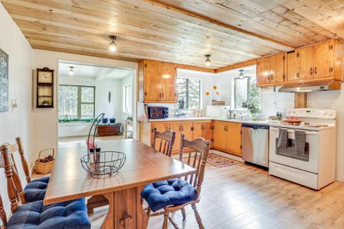 Oregon Vacation Rental about half Mi to Santiam River!