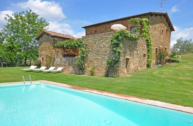 Orietta 1 - Vacation rental in country house with swimming pool near Siena, Tuscany