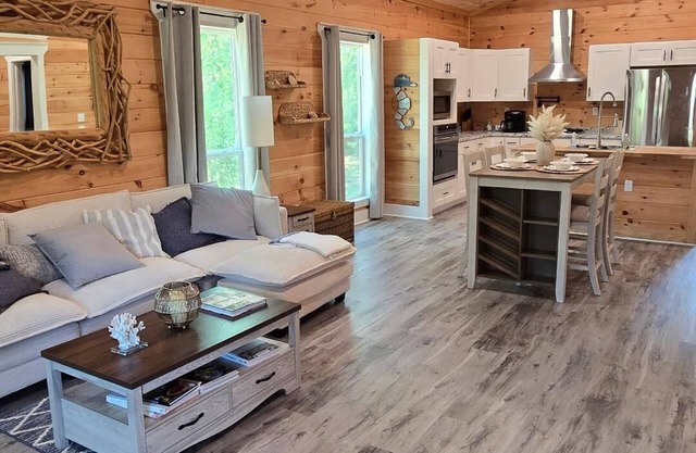 Osprey's Nest - Cozy 3-bedroom house - Dog Friendly - 3 Night Min.