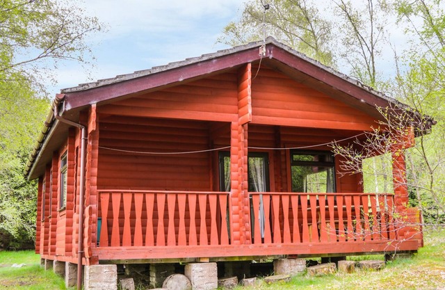 OTTER LODGE, pet friendly, with a garden in Strathpeffer