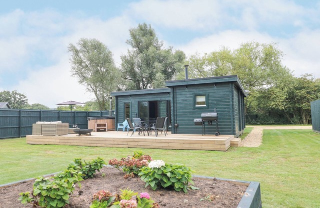 OTTER'S VIEW, pet friendly, with hot tub in Edith Weston