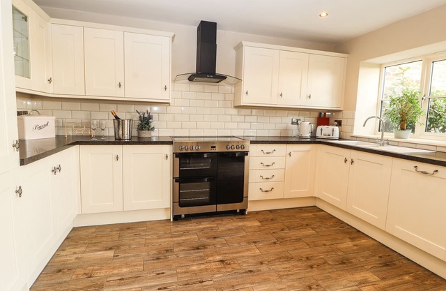 OULTON BARN HOUSE, family friendly, with a garden in Tarporley
