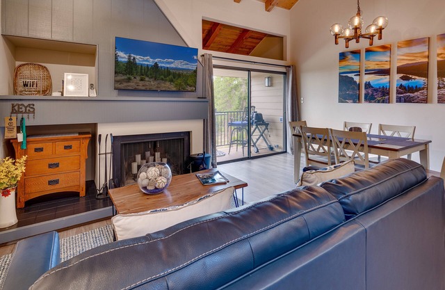Our Blue Lake: 3 BR, 2 BA Townhouse in Carnelian Bay, Sleeps 10
