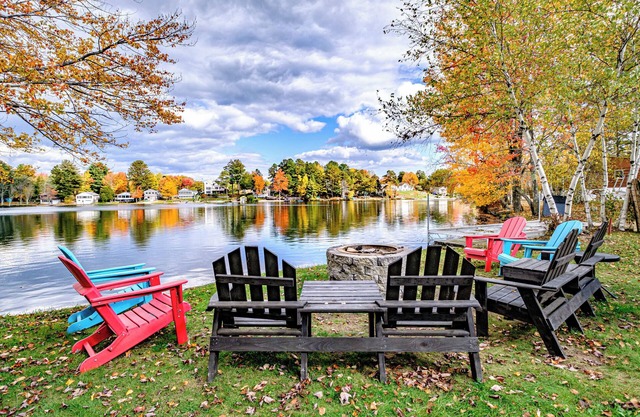Our charming cottage and bunkhouse invites you to experience a lakeside getaway!