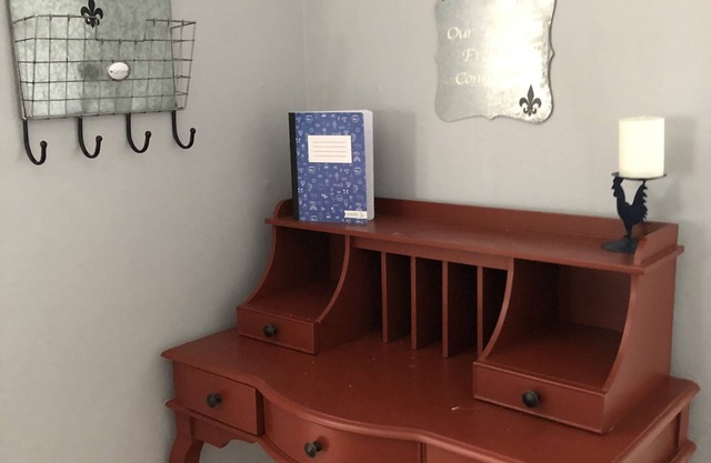 “our little French connection” Gallipolis No cleaning fee and Taxes all include