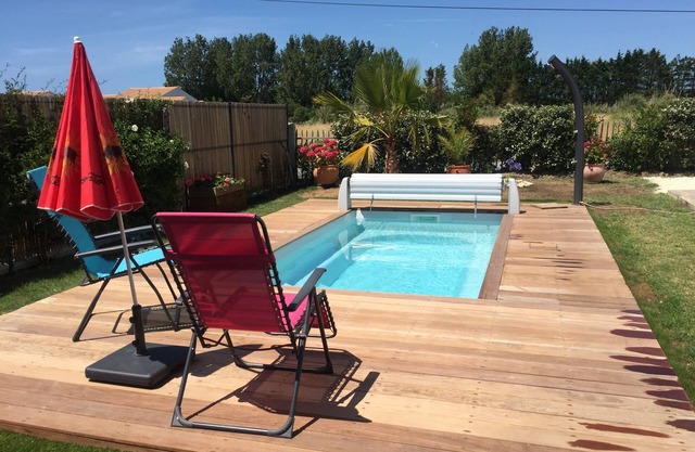 "Our oasis of peace" with heated swimming pool, 10 minutes' walk from the sea