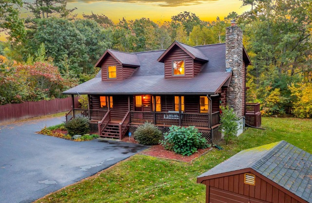 Our pondside cabin - a charming retreat with modern amenities near Wachusett Mtn
