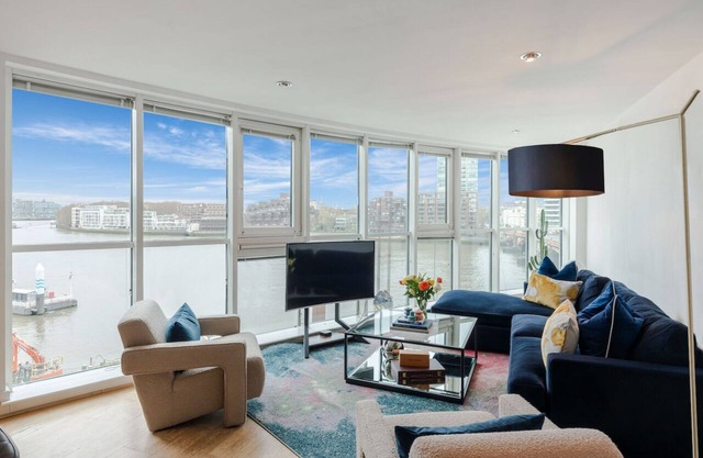 Out Of This World Large CENTRAL SINGLE LEVEL HOME for Fashionistas