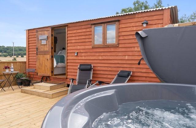Outbak Shepherds Hut - sleeps 2 guests in 1 bedroom