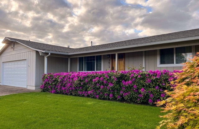 Outdoor Living and Indoor Bar - Entire house - walk to Autzen Stadium