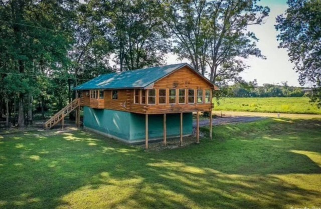 Outdoors Paradise! Private cabin on the bank of the White River.