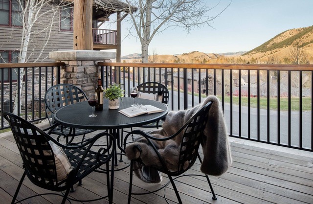 Outpost: Grand View 3110 -Walk to Town Square! AC!