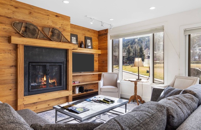 Outpost: King Ridge 7 Penthouse - AC & Hot Tub!